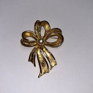 Vintage Napier Gold Tone Bow Ribbon Brooch Faux Pearl